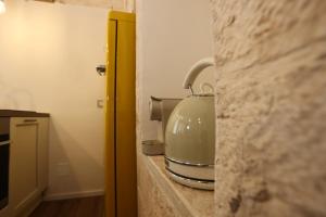einen Wasserkocher auf einer Theke in der Küche in der Unterkunft Dama Your Luxury Stay in Castellana Grotte