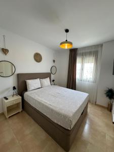 een slaapkamer met een groot bed en een spiegel bij Esmeralda Suites in Calpe +38 foto's