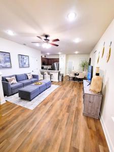 una sala de estar con un sofá y una mesa en New Modern Urban Home Near Top Attractions, en Helotes