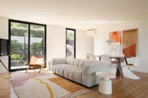 ein Wohnzimmer mit Sofa und Tisch in der Unterkunft Just Like Home - Casal no Campo in Vila Praia de Âncora