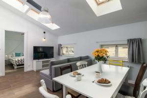 Televízia a/alebo spoločenská miestnosť v ubytovaní 2-Bedroom Apartment - Sarego 16
