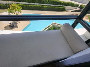 Výhľad na bazén v ubytovaní La Vita Phuket Rawai alebo v jeho blízkosti