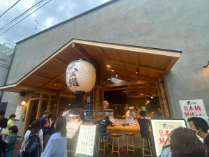 大阪市にあるNew Open 天神橋筋六丁目駅徒歩1分 バーカウンター付き一軒家 天満居酒屋街徒歩3分 梅田 難波10分の外に立つ人々