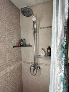 Koupelna v ubytování Kazanlak DOWNTOWN Central Apartment Guesthouse with Full Kitchen, Panoramic Views, Self Check-in & Free Parking, Best Value! + 37 fotografií