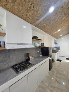 Η κουζίνα ή μικρή κουζίνα στο Adelaide Villa of South Cotabato +2 φωτογραφίες