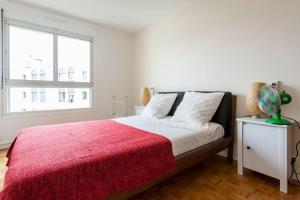パリにあるParis center Apartment luxuryのベッドルーム1室(赤い毛布付きのベッド1台付)