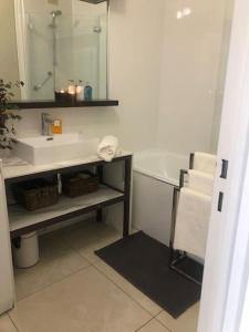 パリにあるParis center Apartment luxuryの洗面台、浴槽、鏡のあるバスルーム +26枚の写真