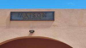 a sign on the side of a building at Villa avec piscine Asilah, terrain de foot privative in Asilah