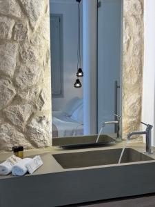 Ένα μπάνιο στο Quartano Suites by Heliessa, Adults Only
