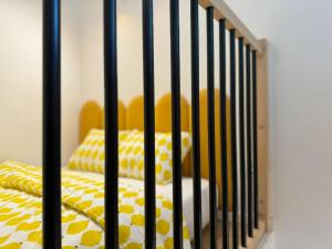 Ένα ή περισσότερα κρεβάτια σε δωμάτιο στο Świętojańska 49