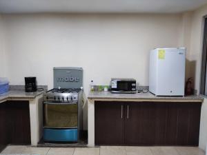 eine Küche mit Herd und Kühlschrank in der Unterkunft Dulce Hogar in Loja