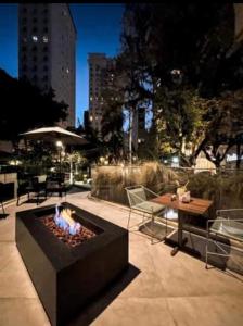 Oscar Freire Hotel RDS Sao Paulo في ساو باولو: حفرة نار في منتصف الفناء