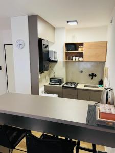 Køkken eller tekøkken på Departamento confortable centro Wi Fi - cochera opcional