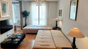 un salon avec un canapé et une télévision dans l'établissement Elegant apartment in Acropolis, à Athènes