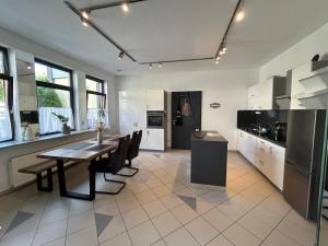 a kitchen and dining room with a table and chairs at Ferienwohnung am Storchennest in Untermünkheim
