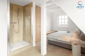 ein weißes Schlafzimmer mit einer Dusche und einem Bett in der Unterkunft Haus Seepferdchen 238 - Ferienhaus Watt in Juist