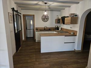 A kitchen or kitchenette at Villa Silvia LOCDENIA