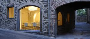 a building with a window with chairs in it at Fondaco del Moro in Civitella in Val di Chiana