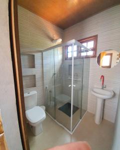Un baño con inodoro, ducha y lavabo. en Blue House Vale do Capão, en Palmeiras