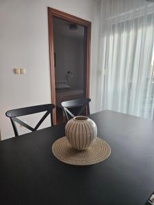 un jarrón sentado sobre una mesa en Apartment Citadela, en Marina 16 fotos más