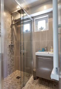 Ένα μπάνιο στο Maison calme bord de mer 150m