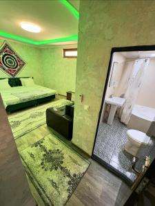 En eller flere senge i et værelse på Hotel GOLDEN DEGREZ