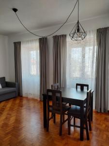 uma sala de jantar com uma mesa, cadeiras e um sofá em Apartamento Boavista em Vila Nova de Gaia