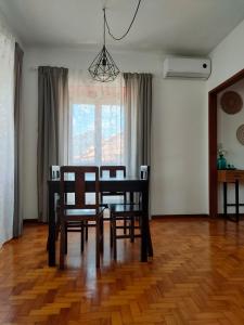 a dining room with a table and chairs and a window at Apartamento Boavista in Vila Nova de Gaia
