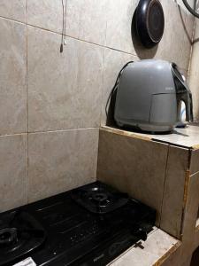 Una cafetera sobre una estufa en la cocina en Cheapest & Strategic Home at Salemba UI, en Yakarta