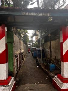 Un edificio con un cartel que dice Pasayan Bannanan GTC en Cheapest & Strategic Home at Salemba UI, en Yakarta 2 fotos más
