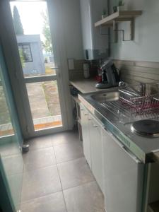 Kuchyň nebo kuchyňský kout v ubytování Maison avec accès piscine et jacuzzi