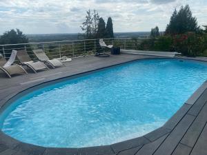 Bazén v ubytování Maison avec accès piscine et jacuzzi nebo v jeho okolí