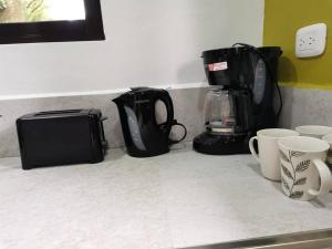 Příslušenství pro přípravu čaje a kávy v ubytování Susan Bungalow#1 Bahía Drake, Corcovado Familia Amaya