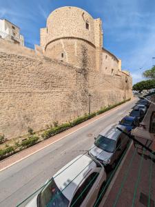 a row of cars parked in front of a castle at La Muralla in Villajoyosa
