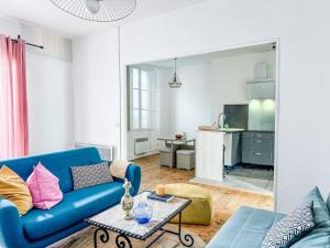 a living room with a blue couch and a table at T3 Familial Pro Tarbes centre in Tarbes +20 photos