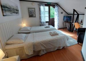 Un pat sau paturi într-o cameră la Cronin's Guesthouse B&B