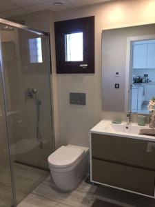 Un baño con ducha, inodoro y lavabo. en Caballo de Mar, en Pilar de la Horadada