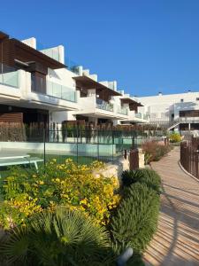 Un edificio con un ramo de flores delante. en Caballo de Mar, en Pilar de la Horadada