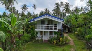 Zahrada ubytování Bayay ni Nanay Bed & Breakfast in Magpupungko Beach Road