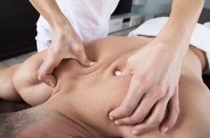 un hombre recibiendo un masaje de un terapeuta en Chambre double dans maison lumineuse Saint Job Uccle, en Bruselas