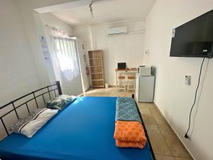 - une chambre avec un lit bleu dans l'établissement AZUR HOTEL, à Saint-Denis