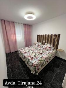 sypialnia z łóżkiem z narzutą w kwiaty w obiekcie Coconoa Beach w mieście Playa del Ingles +26 zdjęć