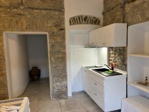 A cozinha ou cozinha compacta de Thomas Villas on the beach Katapola