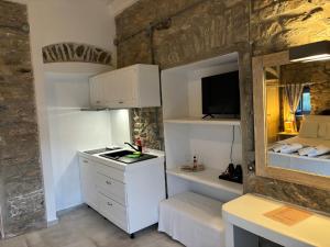 A cozinha ou cozinha compacta de Thomas Villas on the beach Katapola