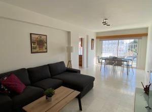 Posezení v ubytování Sunny 2 bedroom flat in Engomi