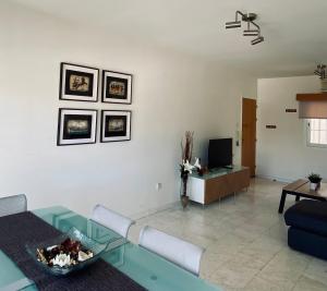 TV a/nebo společenská místnost v ubytování Sunny 2 bedroom flat in Engomi