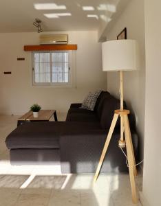Posezení v ubytování Sunny 2 bedroom flat in Engomi