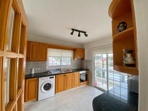 Kuchyň nebo kuchyňský kout v ubytování Sunny 2 bedroom flat in Engomi