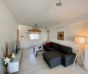 Posezení v ubytování Sunny 2 bedroom flat in Engomi