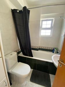 Koupelna v ubytování Sunny 2 bedroom flat in Engomi